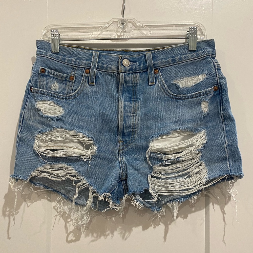 Levi’s High Rise 501 Shorts | Medium Wash Distressed | Size 28